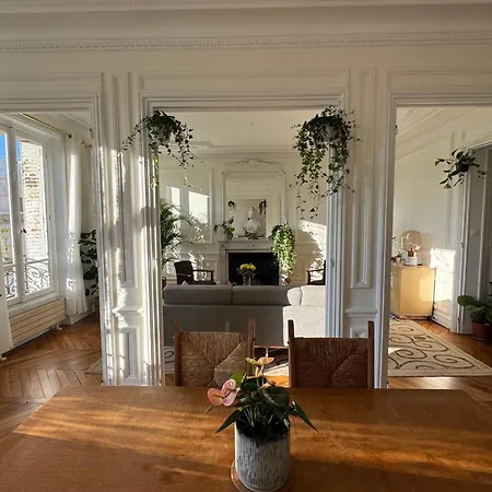 Plant-filled Haven Near Luxembourg Gardens Homestay *
