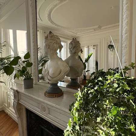 Homestay Plant-filled Haven Near Luxembourg Gardens Paris